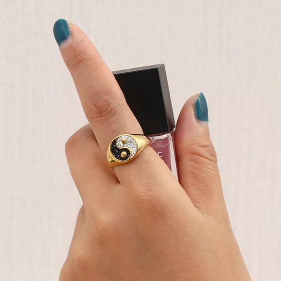 Yin Yang‎ Zircon Black & White Ring 18K Gold Plating - Picture 3 of 10